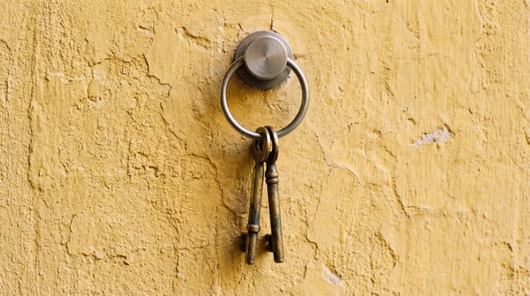 Vintage,Brass,Key,Ring,With,Old,Keys,Hangs,On,A